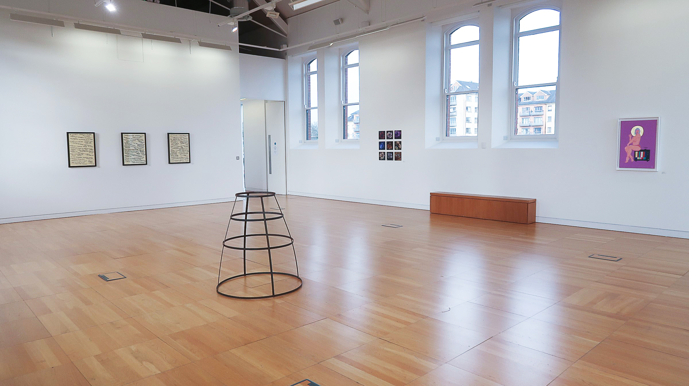 Art on the walls with a structure in the middle on the floor at the exhibition SA LÁR at Luan Gallery