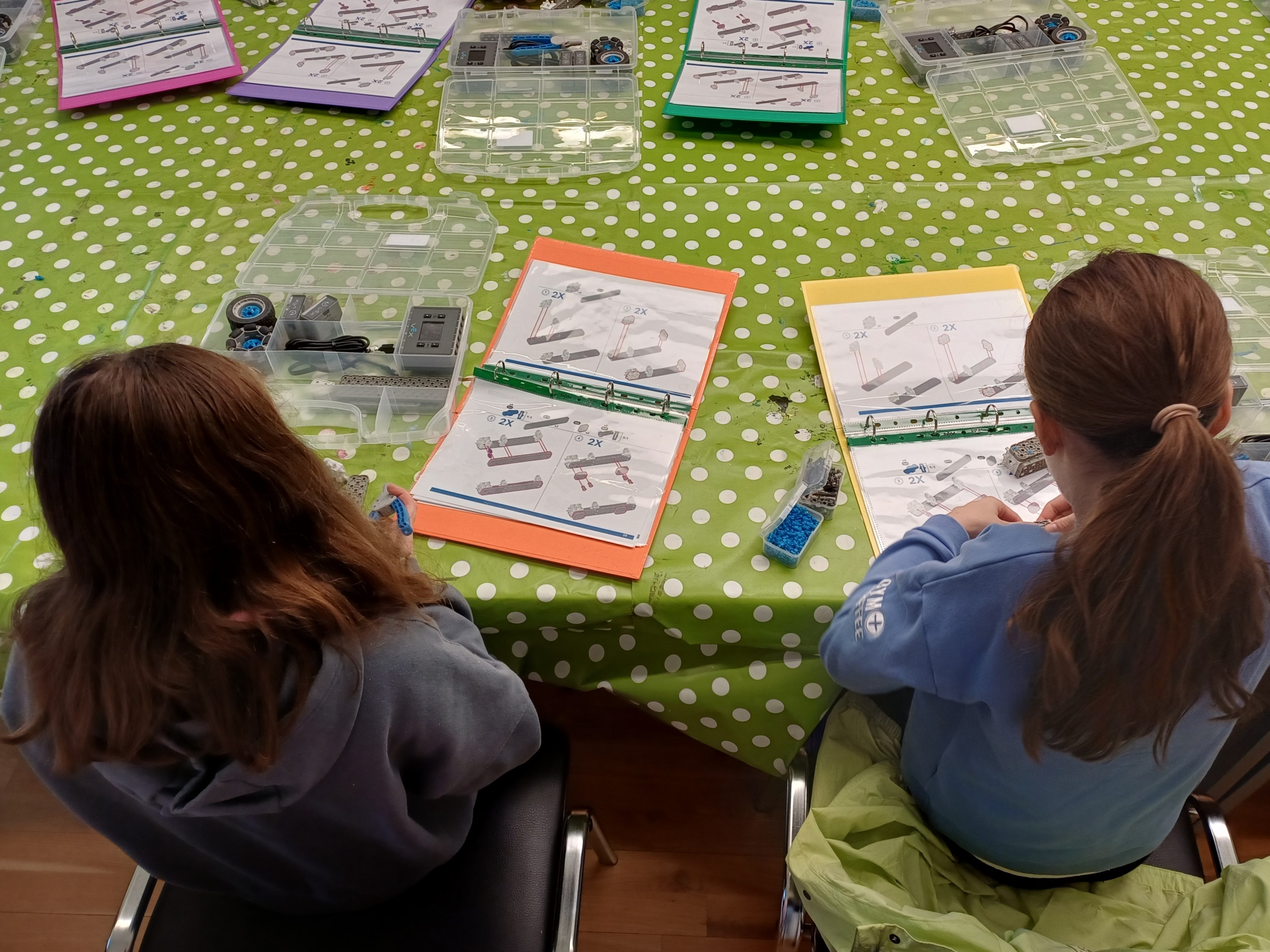 Children_s VEX Robotics workshop at Luan Gallery - Children building robots