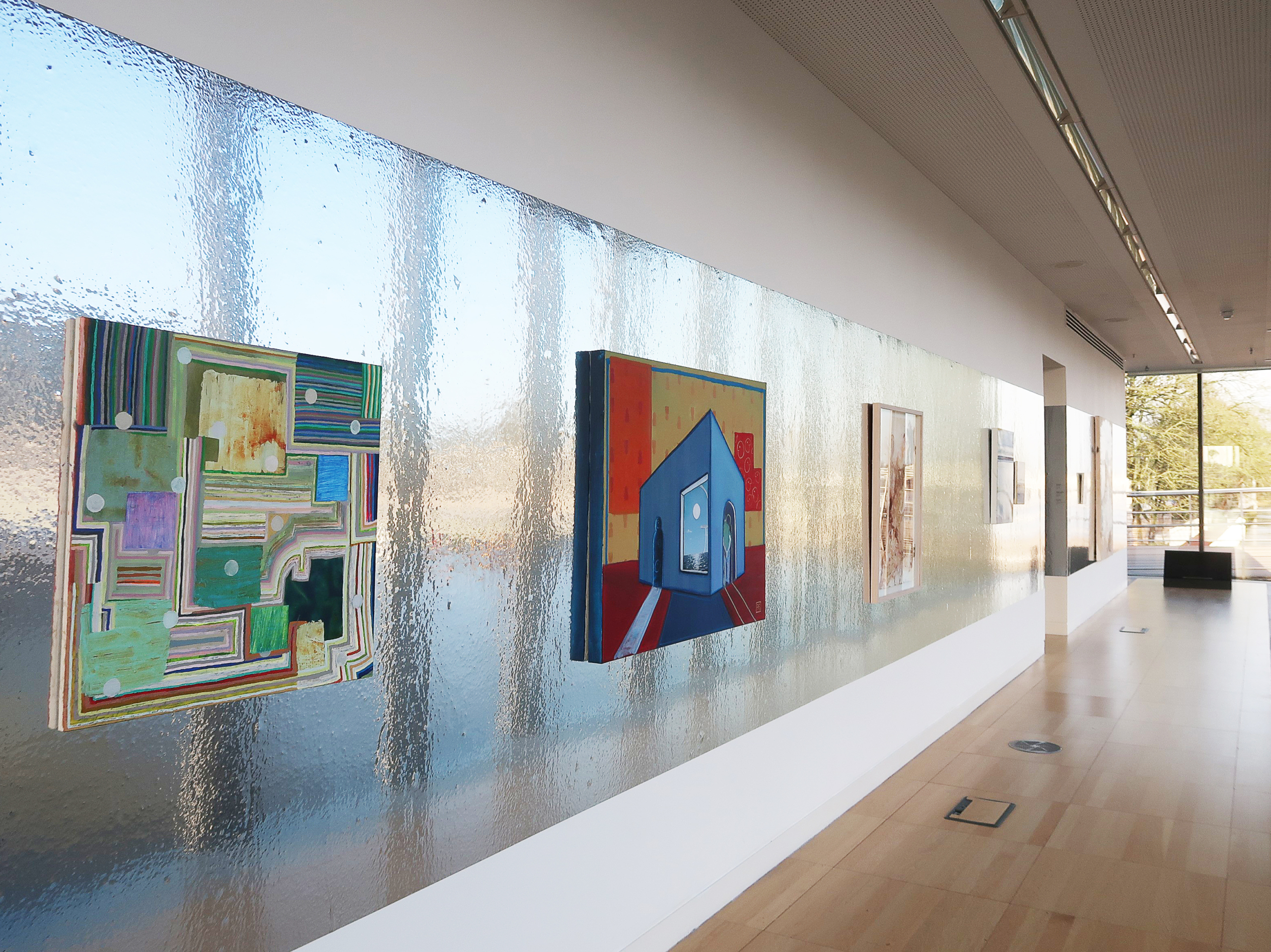 Art with a mirror-like background at the exhibition Let the Mirror Express the Room at Luan Gallery