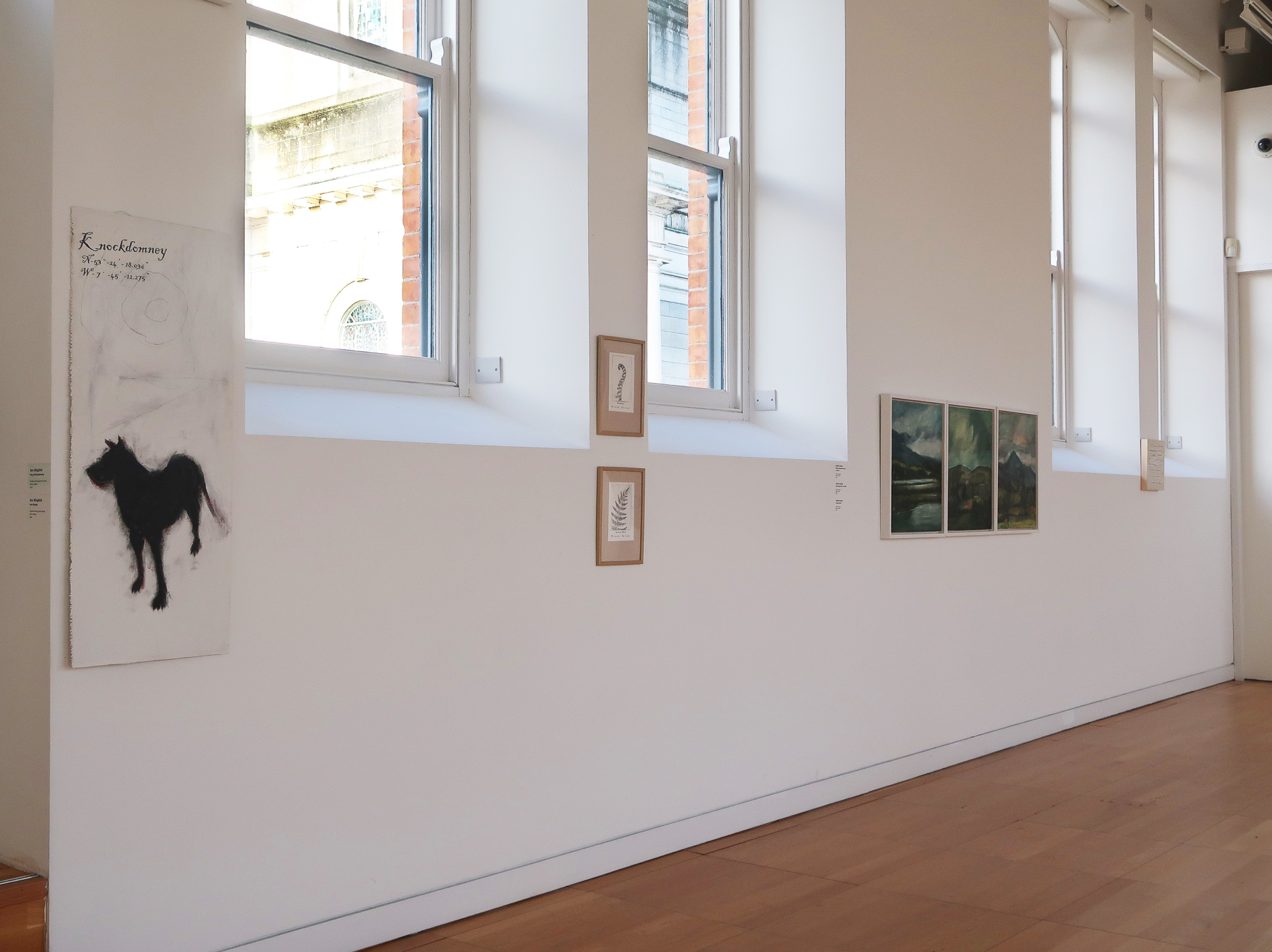 Art between the windows on the wall at the exhibition Let the Mirror Express the Room at Luan Gallery